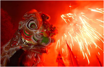 Greeting a new year with banging firecrackers-China Story